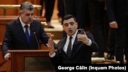 Marcel Ciolacu și George Simion în timpul unor dezbateri din Parlament, decembrie 2023.