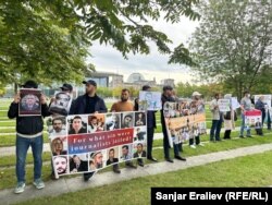 Германия - Марказиий Осиё саммити пайтида фаоллар Эмомали Раҳмонга қарши ташкиллаштирган пикети. Берлин, 2022 йилнинг сентябри.