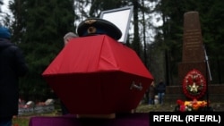 Украинада каза болгон орус жоокерин акыркы сапарга узатуу. Санкт-Петербург шаары. 
