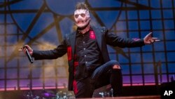 Кори Тейлър на живо със Slipknot през 2023 г.