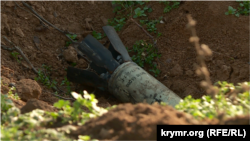 «Внаслідок вибуху постраждав 13-річний підліток, йому відірвало пальці лівої руки. Постраждалу дитину шпиталізували», – ДСНС