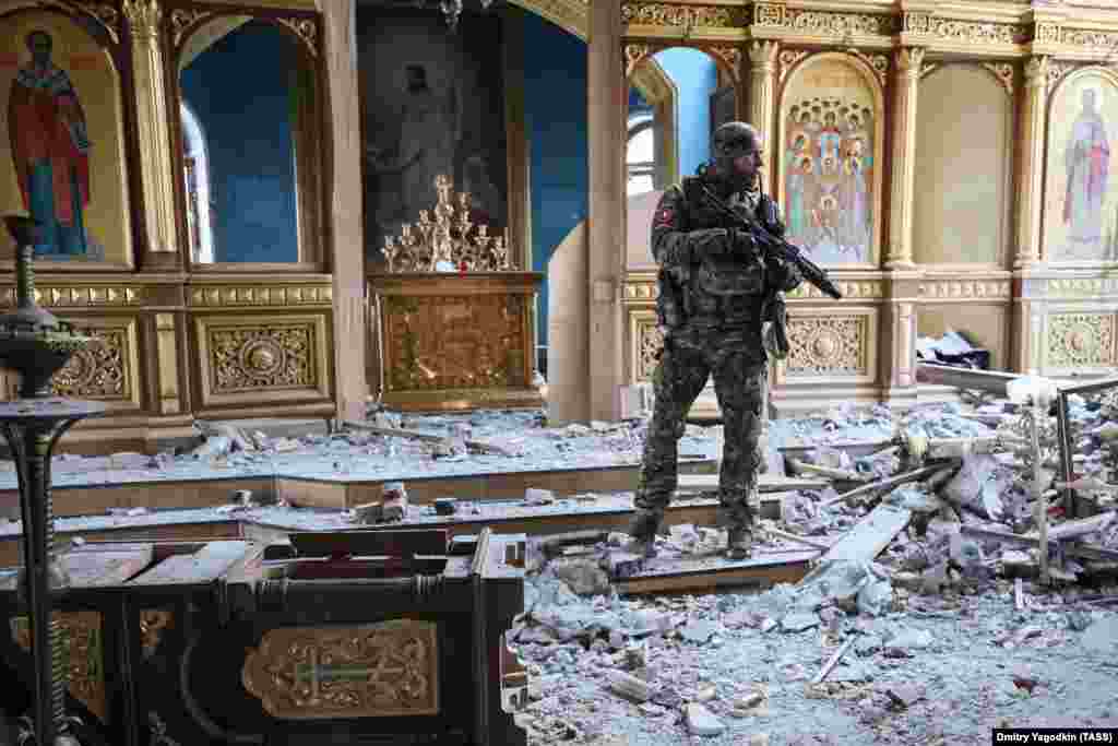 Солдат с нагрудным знаком бригады &laquo;Пятнашка&raquo;, основанного этническими абхазами боевого подразделения, заходит в церковь в Авдеевке &nbsp;