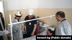 Нурланбек Шакиев менен Алымкадыр Бейшеналиев Бишкек шаардык клиникалык тез жардам ооруканасында балдарды көрүп жатат. 7-май, 2024-жыл.