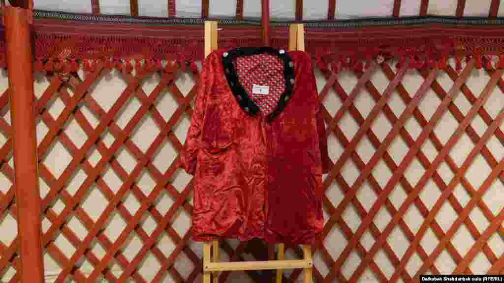 Вандыктар көргөзмөгө алып келген кийимдеринин айрымдарын 50 жыл мурун &nbsp;кичи Памирден ала барышкан экен.&nbsp;