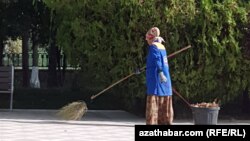 Arassaçylyk işgärleri günde 16 sagada çenli işledilýändiklerini, emma goşmaça hak tölenmeýändigini aýdýarlar. (Arhiw suraty)