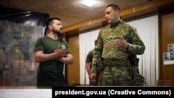 Президент України Володимир Зеленський і тодішній командувач Сил спеціальних операцій ЗСУ генерал Віктор Хоренко (праворуч). Донеччина, 29 липня 2023 року