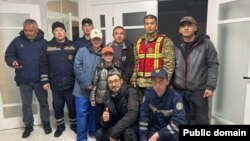 Өзгөчө кырдаалдар министрлигинин (ӨКМ) куткаруучулары жана орусиялык туристтер.