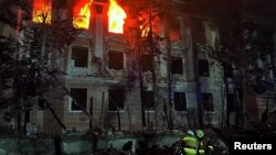 Ուկրաինա - Հրթիռի հարվածից հետո այրվող շենք Նիկոլաևում, 27-ը ապրիլի, 2023թ. 