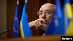 Oleksiy Reznikov hərbçiləri şişirdilmiş qiymətlərlə ərzaqla təmin edən təchizatçılarla bağlı qalmaqaldan sonra müdafiə naziri vəzifəsindən qovulub.