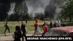 Місцеві жителі на місці ракетного обстрілу Первомайського, 4 липня 2023 року