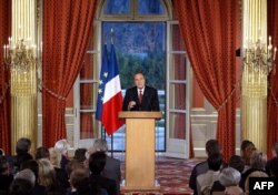 آقای شیراک گفت: حجاب اسلامی، با هر نامی که بر روی آن گذاشته شود، کلاه یهودی (کیپا) یا صلیب جایی در مدارس دولتی فرانسه ندارند