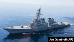 ناو دریایی یواس‌اس همیلتون هنگام عبور از تنگۀ هرمز