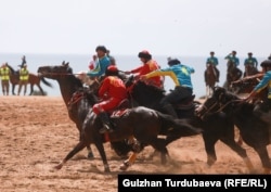 Кыргызстанда өткөн көк бөрү оюндарынын бири. Архивдик сүрөт.
