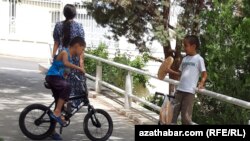 Arzan buhanka çöregi döwlet dükanlarynda satylýar. 