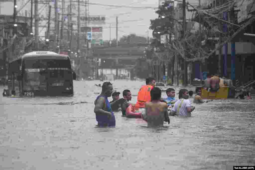 ساکنان گرفتار در طوفان گِمی در مانیل پیاتخت فیلیپین