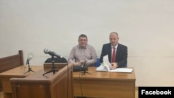 Ցոլակ Ակոպյանը և փաստաբանը դատական նիստի ընթացքում, լուսանկարը՝ Ակոբյանի ֆեյսբուքյան էջից