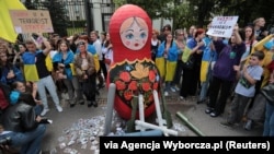 اعتراضات ضد جنگ در ورشو لهستان، در واکنش به تهاجم نظامی روسیه علیه اوکراین