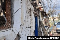 Розбиті будівлі в садибі