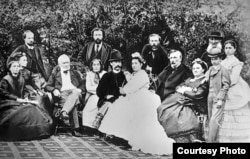 1860-і роки. Родина Тарновських з гостями в маєтку Качанівка на Чернігівщині. (Архів Анатолія Каплера, правнука В. В. Тарновського-молодшого).