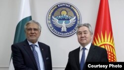 Министр иностранных дел Пакистана Мухаммад Исхак Дар и Министр иностранных дел КР Жээнбек Кулубаев.