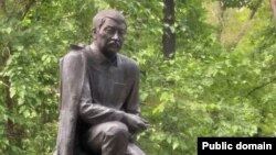 Дооронбек Садырбаевдин Бишкектеги эстелиги.