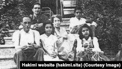 سیمون فرزامی همراه مادر و پدر خوانده و برادر و خواهرانش در سال‌های نوجوانی. نفر اول از بالا سمت راست.