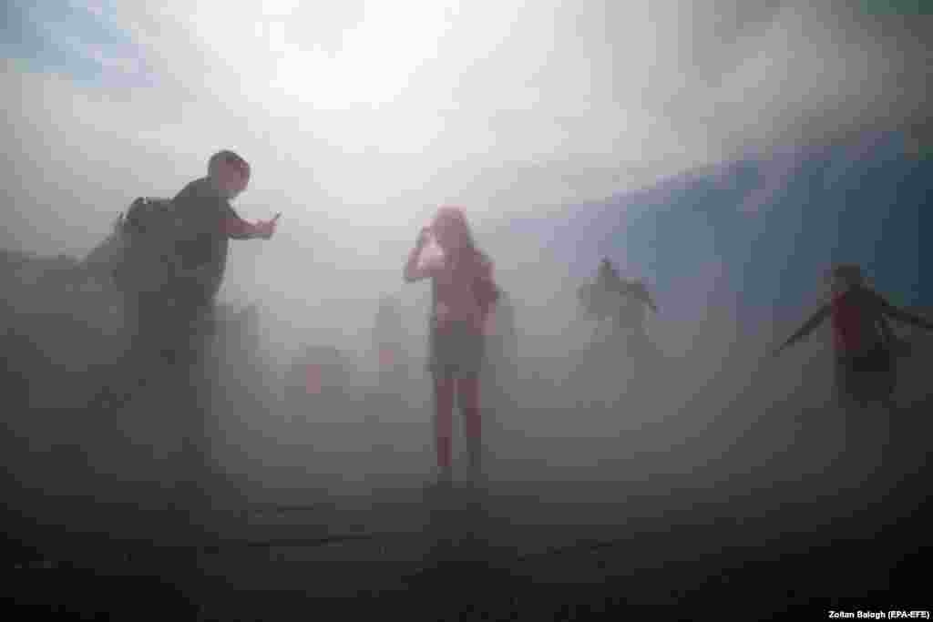 Люди рядом с общественным фонтаном в центре Будапешта, Венгрия, 20 июня 2023 года.&nbsp; EPA-EFE/Zoltan Balogh Лето 2023 года было самым горячим за всю историю наблюдений, по данным Всемирной метеорологической организации. Июль стал самым жарким месяцем, август &mdash; вторым самым жарким месяцем. Глобальные температуры по-прежнему остаются значительно выше нормы, и 2023 год, вероятно, войдёт в историю как самый жаркий&nbsp; &nbsp;