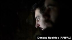 Щоб впевнено літати у зоні бойових дій – під обстрілами та системами РЕБ, необхідно принаймні кілька місяців навчання, кажуть досвідчені пілоти