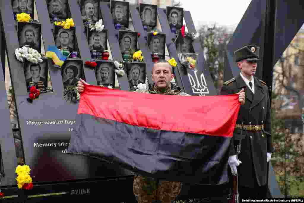 105 героям Небесної сотні посмертно присвоїли звання &laquo;Герой України&raquo;, а троє іноземців &ndash; громадянин Білорусі Михайло Жизневський і громадяни Грузії Зураб Хурція і Давид Кіпіані &ndash; посмертно нагороджені орденами Героїв Небесної сотні