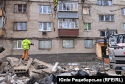 Наслідки удару дроном по багатоповерхівці в Дніпрі, який стався 23 лютого 2024 року