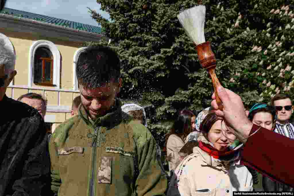 Серед прихожан у Михайлівському соборі в Києві були також військові ЗСУ