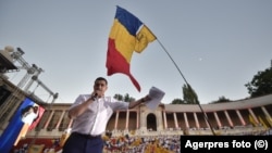 O componentă importantă din discursul lui George Simion este lupta cu „sistemul”. În administrația locală din mai multe județe, AUR este în alianță cu partidele pe care le acuză că sunt ale „sistemului”.