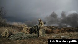 Українські військовослужбовці ведуть вогонь зі 105-мм гаубиці по російських позиціях поблизу міста Бахмут, 8 березня 2023 року