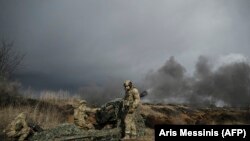 Українські військовослужбовці ведуть вогонь зі 105-мм гаубиці по російських позиціях поблизу міста Бахмут, 8 березня 2023 року