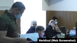 Пракурор Марыюпальскага вайсковага гарнізону Мікола Сласьцін, які падтрымліваў дзяржаўнае абвінавачаньне Ігара Кляўко, цяпер займаецца аднаўленьнем страчаных спраў