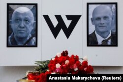 Портрети засновника компанії «Вагнер» Євгена Пригожина (ліворуч) і військового ватажка цієї групи бойовиків Дмитра Уткіна (псевдо «Вагнер») біля імпровізованого меморіалу в Нижньому Новгороді, Росія, 27 серпня 2023 року