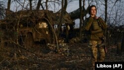 Українська військова на позиції поблизу Бахмута, 22 березня 2023 року