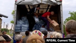 Українські волонтери під обстрілами довозять питну воду і продукти жителям сіл, які постраждали від підтоплення через руйнування греблі Каховського водосховища. 16 червня 2023 року