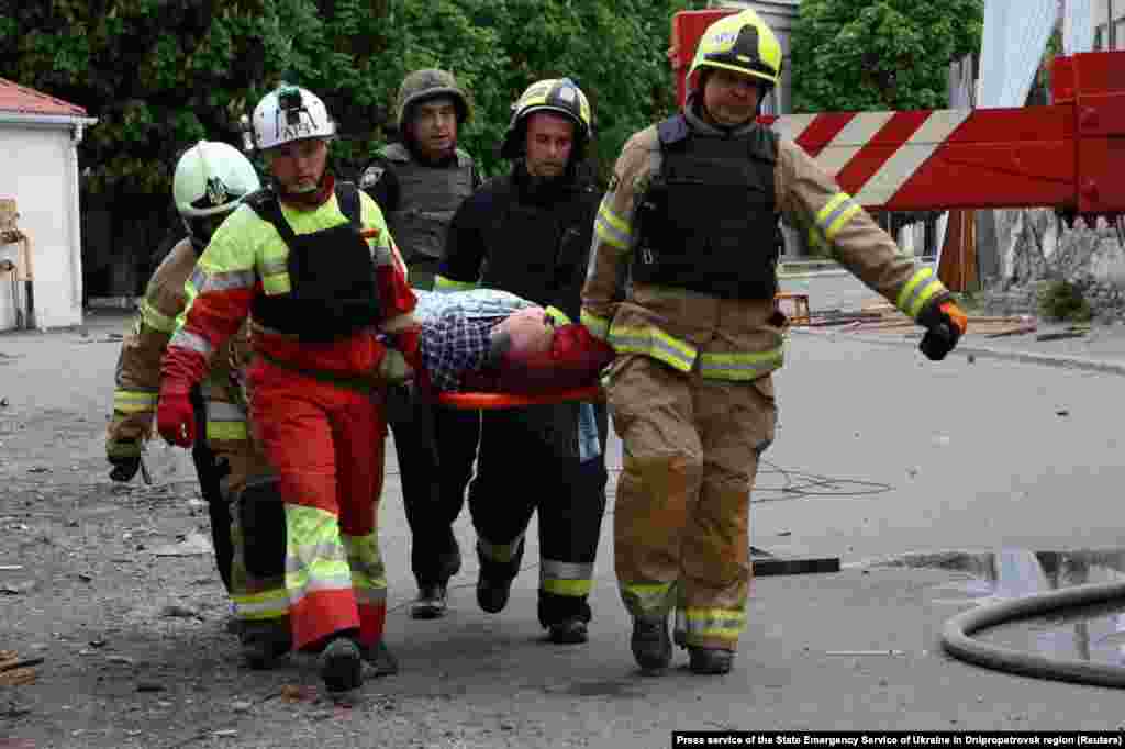 Рятувальники несуть пораненого, який постраждав через атаку РФ. Дніпропетровська область, 19 квітня 2024 року. Пресслужба &laquo;Укрзалізниці&raquo; повідомила, що під час російської ракетної атаки в Дніпропетровській області загинула одна співробітниця &laquo;Укрзалізниці&raquo;, ще семеро залізничників зазнали поранень під час виконання службових обов&#39;язків