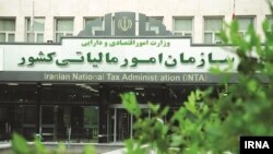 در حال حاضر شهروندان ایران برای خرید هر نوع کالا و خوراکی، حتی طلا و جواهرات ۹ درصد مالیات بر ارزش افزوده پرداخت می‌کنند