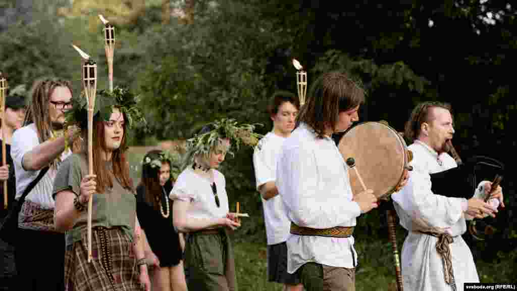 Участники мероприятия идут к реке под звуки национальной музыки. В ответ на масштабные протесты власти Беларуси во главе с авторитарным лидером Александром Лукашенко развернули жестокие репрессии. Сотни активистов и деятелей оппозиции подверглись арестам &nbsp;