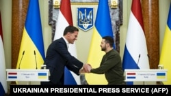 Прем’єр-міністр Нідерландів Марк Рютте (л) та президент України Володимир Зеленський, Київ, 17 лютого 2023 року