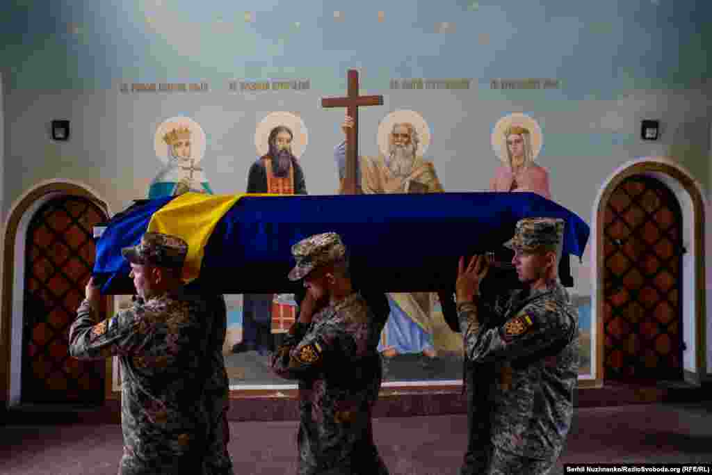 Побратими несуть труну із тілом загиблого воїна. Валентин Коренчук&nbsp;був одним із перших, хто піднявся в небо на початку повномасштабного вторгнення на захист Києва. Виконував бойові завдання на різних напрямках