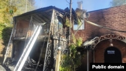 Москванын жанындагы Падиково айылындагы өрт тутанган үй. 