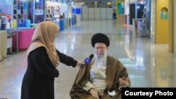 زن خبرنگار صداوسیما مدت ۱۰ دقیقه ایستاده بود و فقط میکروفن را دست گرفته بود