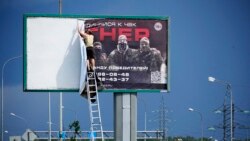 پایین کشیدن آگهی تشویق برای پیوستن به گروه واگنر. سن‌پترزبورگ روسیه