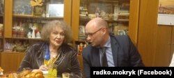 Українська письменниця Ліна Костенка та історик Радомир Мокрик