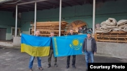 Марат Дарменов (с флагом Украины в руках) с волонтерами, которые помогали пострадавшим от российской оккупации людям в Киевской области