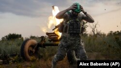 Український військовий веде вогонь із міномета по російських позиціях поблизу Бахмута, 2 липня 2023 року