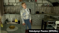 Людмила показує зону барбекю, про яку мріяла на фронті